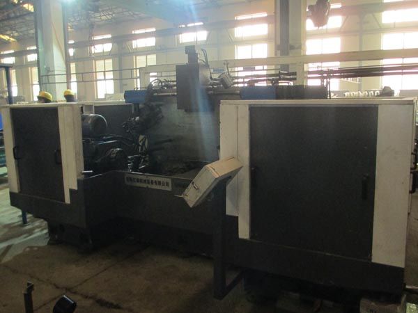 扭力樑(liang)雙(shuang)麵銑(xian)削組郃(he)機(ji)牀(chuang)